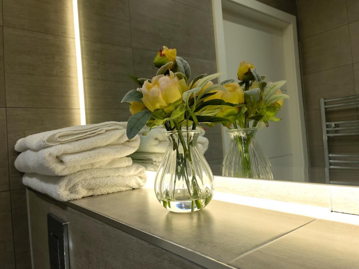 Lovely 2 Double Bedroom Flat With Free Parking - At The Atrium Mk Milton Keynes Ngoại thất bức ảnh