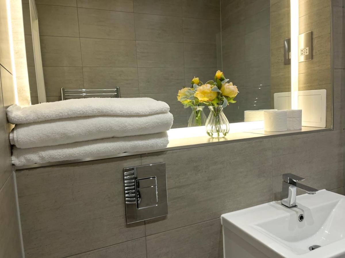 Lovely 2 Double Bedroom Flat With Free Parking - At The Atrium Mk Milton Keynes Ngoại thất bức ảnh